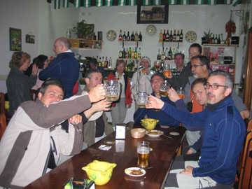Cervecita en un bar de Policar.