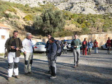 Aparcamos los coches en el Aula de la Naturaleza de la Casa del Toril.