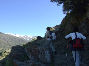 Vemos a las chicas. Ruta Acequia del Poqueira