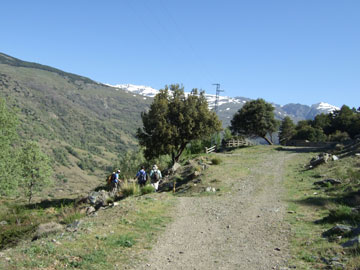 Vemos a las chicas. Ruta Acequia del Poqueira