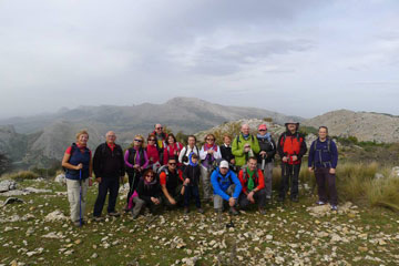 Foto de grupo con el Tajo del Fraile y los Montes de Malaga al fondo