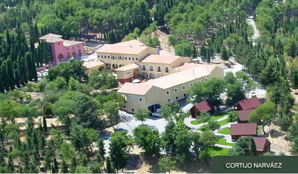 Aspecto actual de Narváez. A la izquierda aparece (reformado) el antiguo cortijo