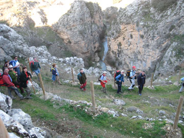 Bajada hacia el rio Velillos.