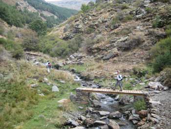 Puente que cruza el Rio Vadillo