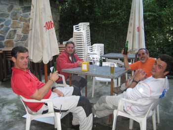 ^Por fín divisamos el Refugio de Peña Partida.