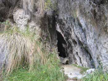 Cueva con estalactitas y estalagmitas.