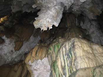 Cueva con estalactitas y estalagmitas.